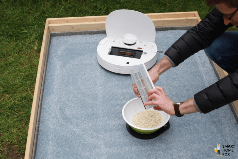 Durch den Saugroboter aufgesaugte Schmutz wird mit Hilfe einer Waage abgewogen